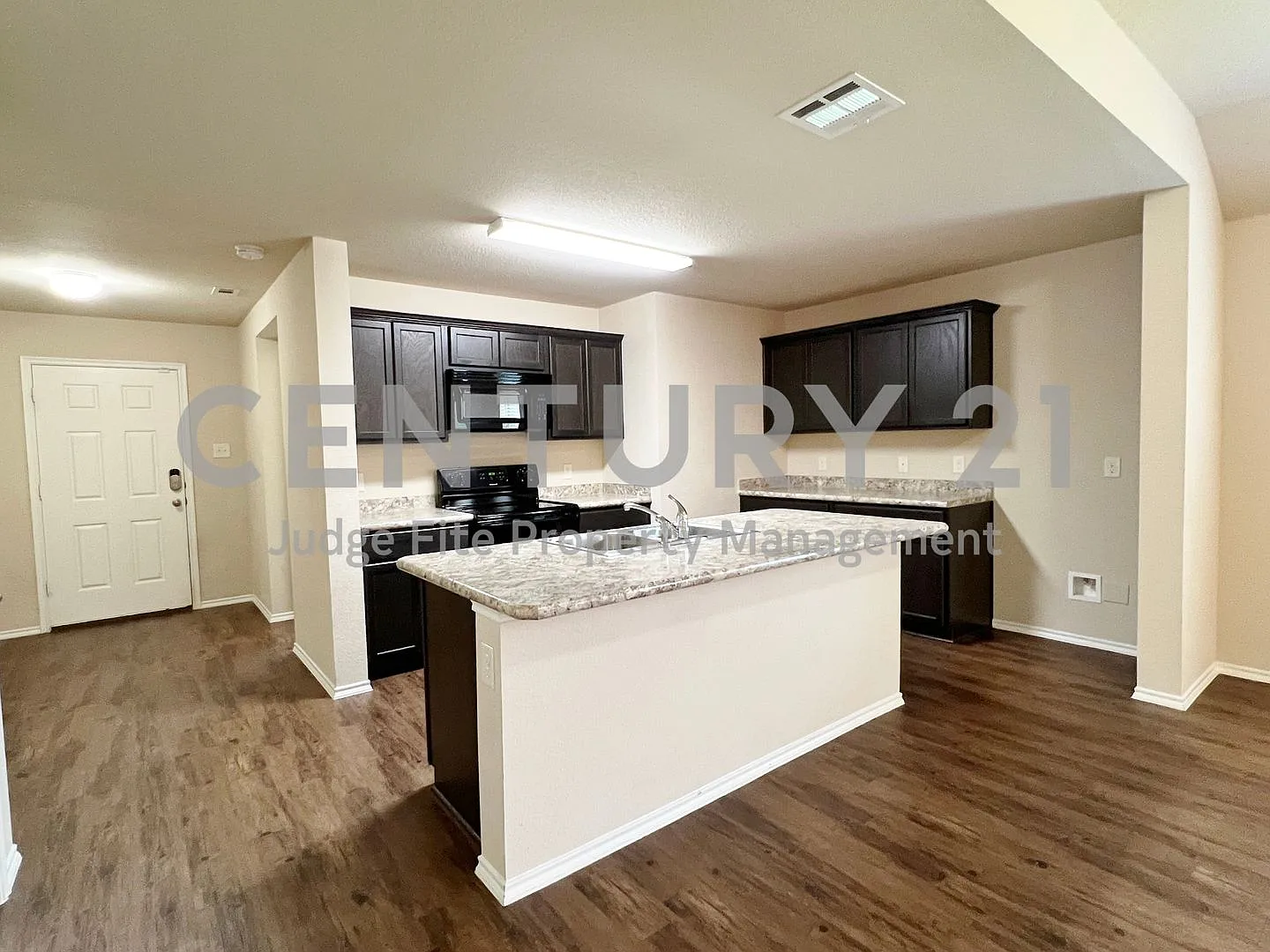 Wonderful 4/2/2 in Waxahachie For Rent! — Photo 2