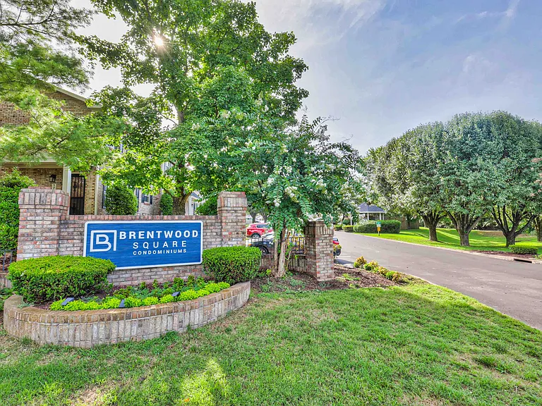 Brentwood Square Condominiums — Photo 20
