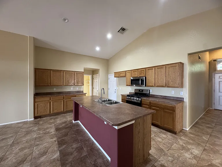 3411 Rosewood St — Photo 2