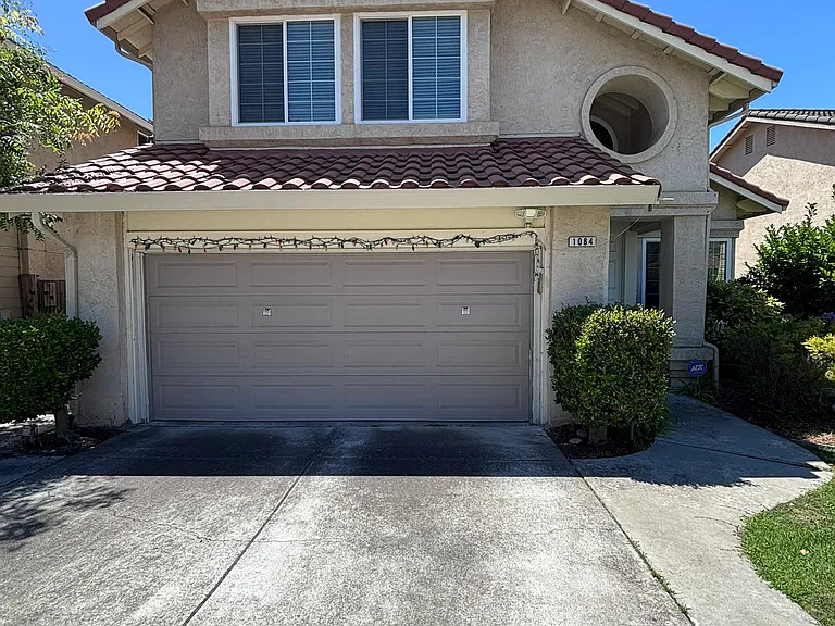 1084 Sunrise Dr — Photo 2