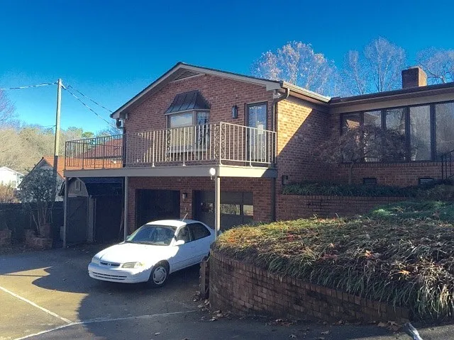 Spacious Brick Ranch w/Finished Basement in Grimsley District — Photo 3
