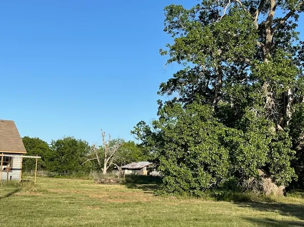 704 CR 467, Stockdale, TX 78160