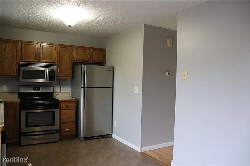 3 bed, 1.5 bath, 1688 sqft, $2,040 — Photo 4
