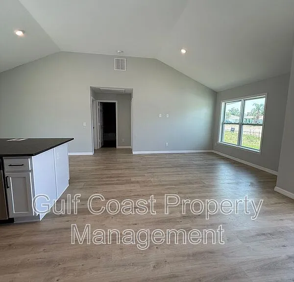 3294 W Price Blvd — Photo 6