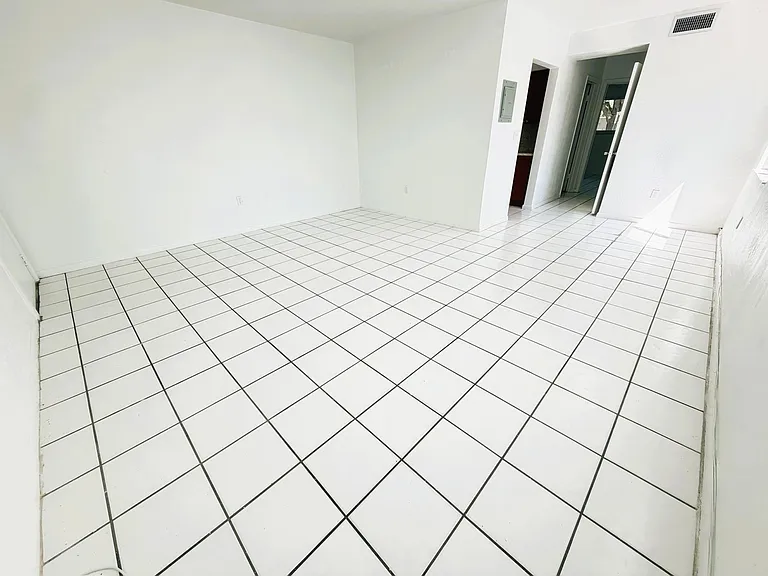 115 Bentley Dr #4 — Photo 5