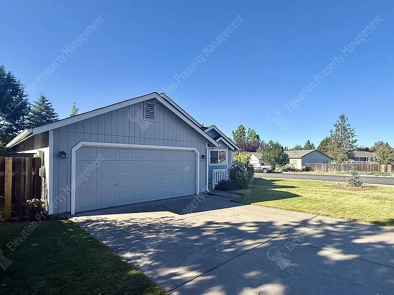 3092 NE Tahoe Ct — Photo 2