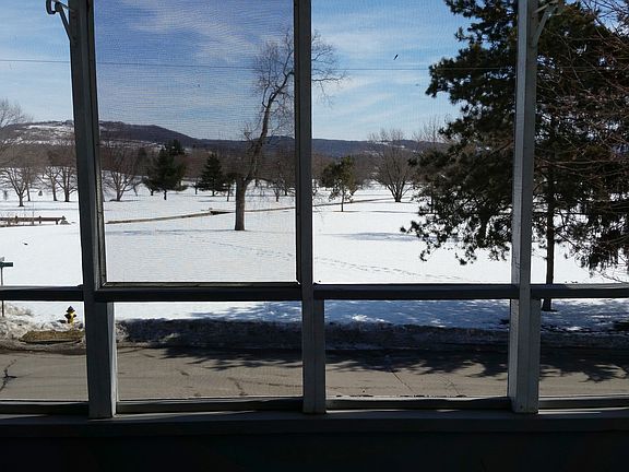 Screened balcony overlooking golf course