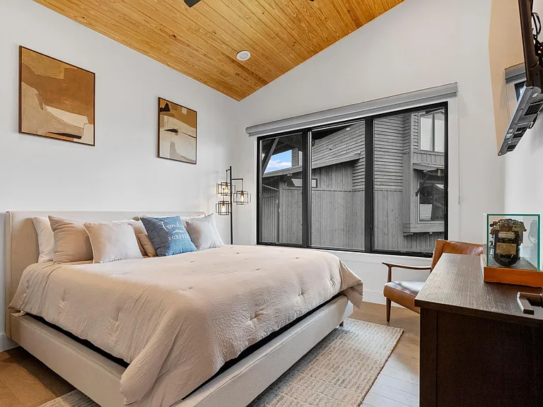 Second bedroom (King bed)
