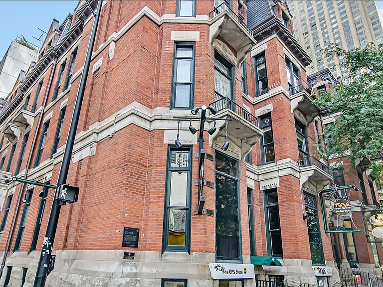 50 East Chicago — Photo 2