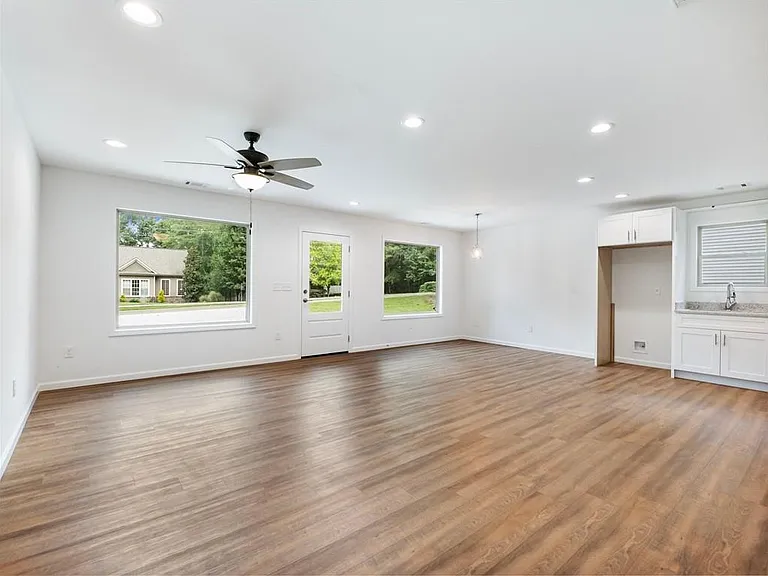 8083 Beachwood Dr — Photo 6