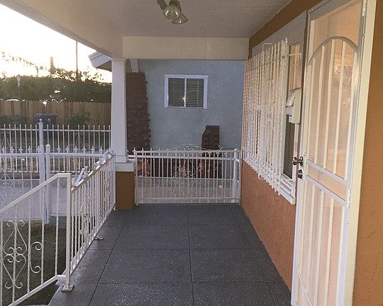 3rd image of 913 W 54th St