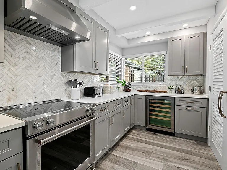 2625 NE 11th Ct — Photo 9