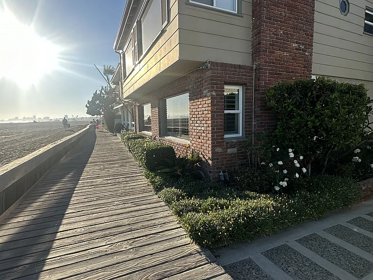 5823 E Seaside Walk — Photo 2