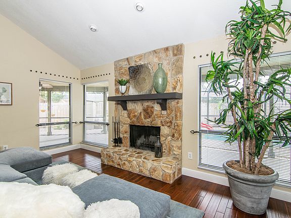 3rd image of 14211 Clarendon Dr