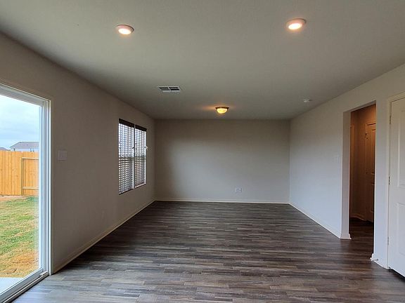 3rd image of 5593 Fox Bluff Dr
