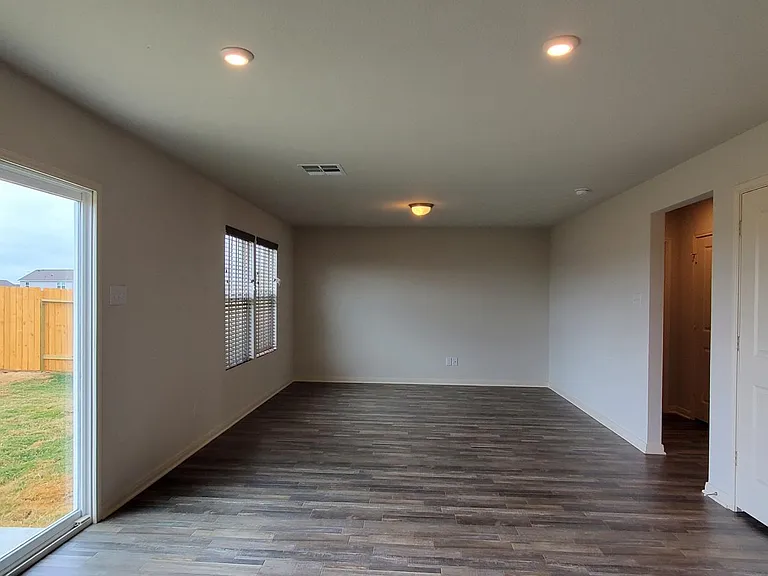 5593 Fox Bluff Dr — Photo 3