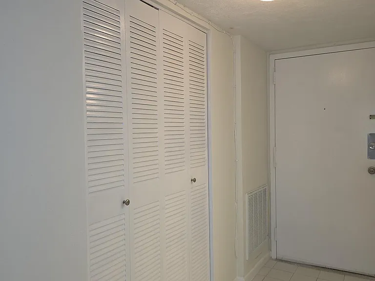 470 Executive Center Dr #2K — Photo 3