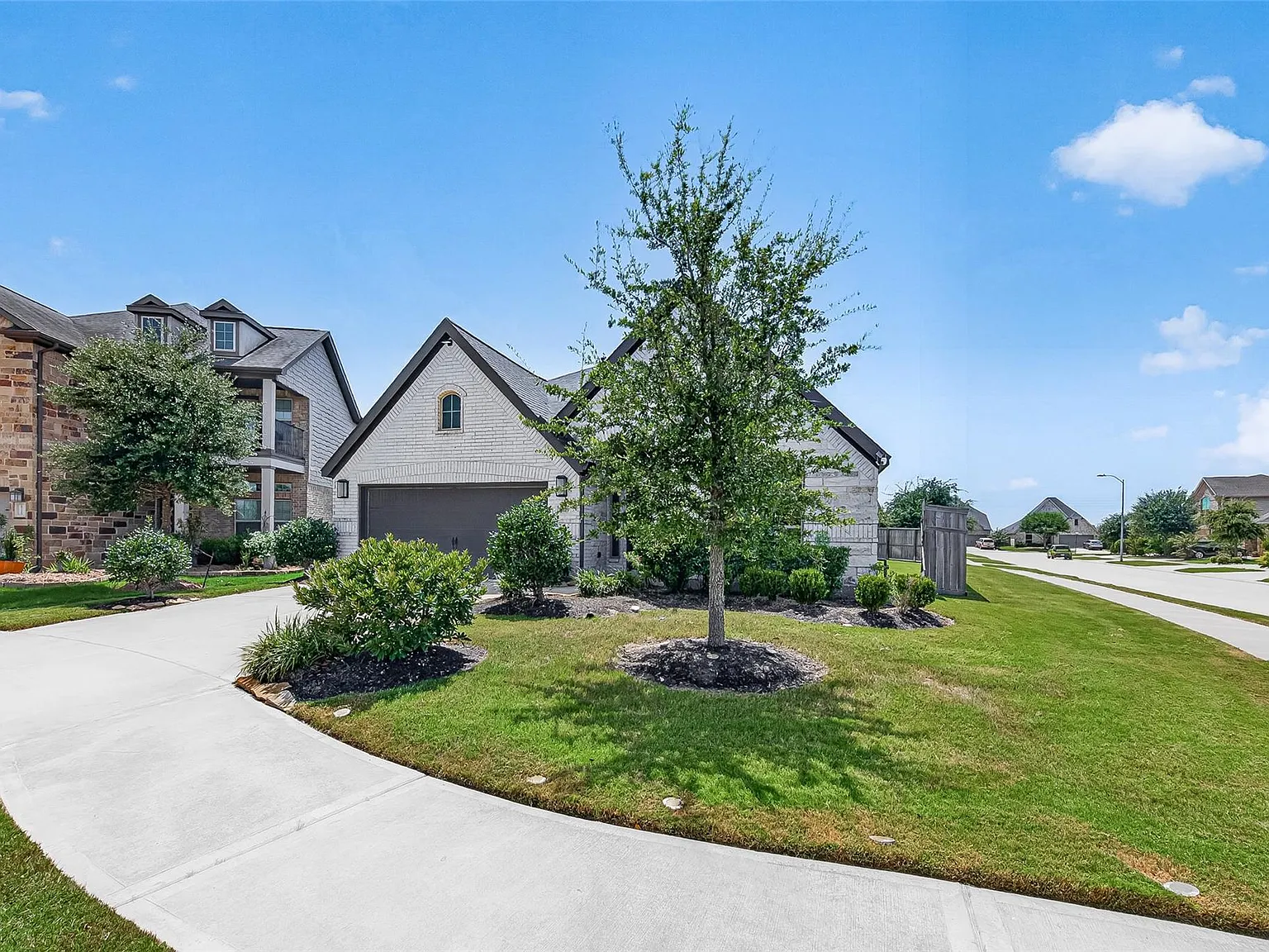 4 bed, 2.5 bath, 2224 sqft, $3,200 — Photo 2