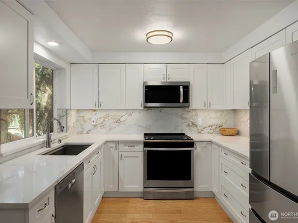 4231 NE 5th Street #B203, Renton, WA 98059