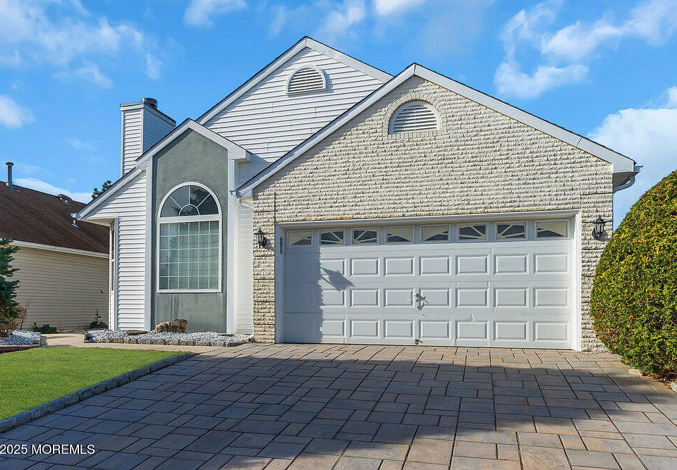 1st image of 8 Newbury Court