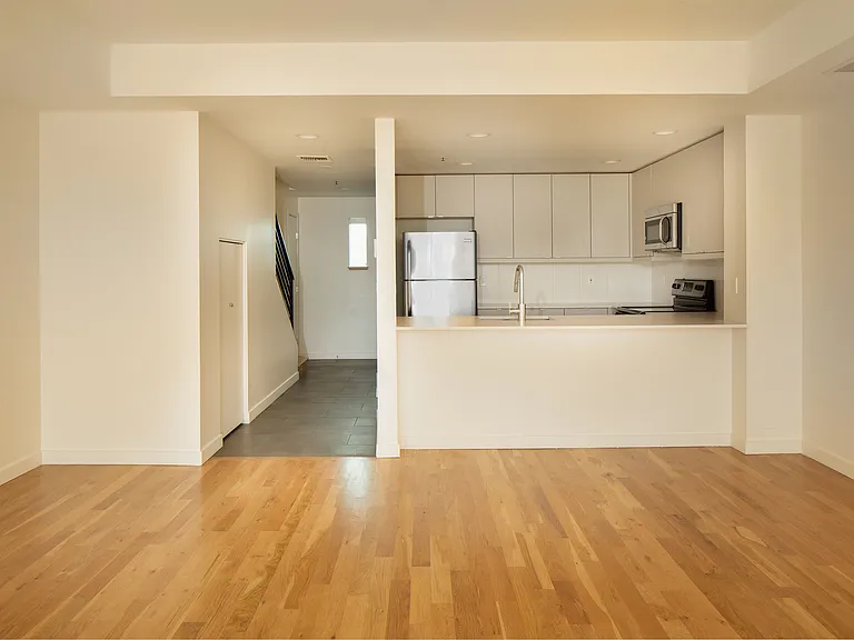 The George Apartments — Photo 6