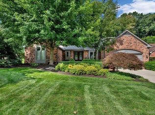 871 Woodridge Ct, Rochester Hills, MI 48307