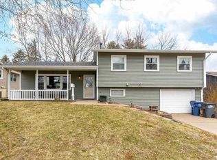 1812 Sutton Pl, Bettendorf, IA