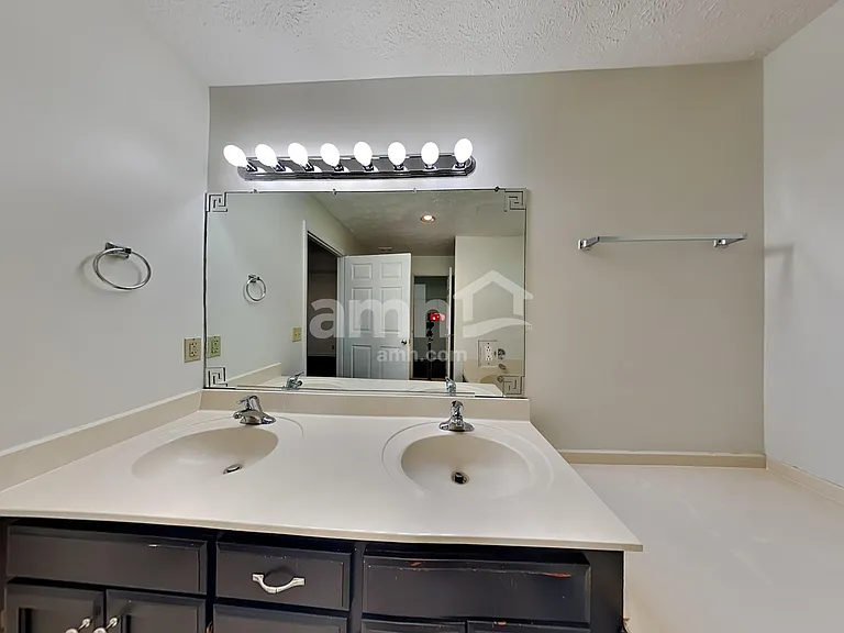 307 Briarwood Ln — Photo 12