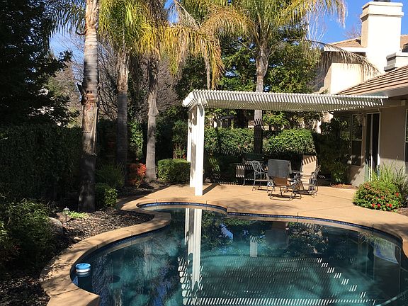 Single level with pool 