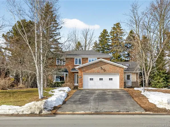 350 Vanier St, Dieppe, NB E1A 5N2