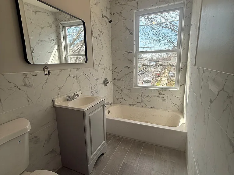 291 W Runyon St #2F — Photo 3
