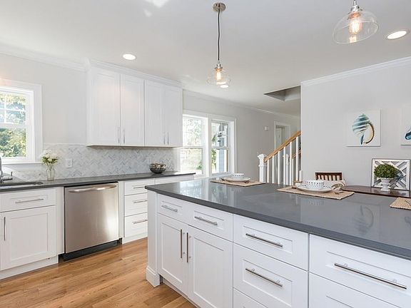 4th image of 16 Elmira Ave #16