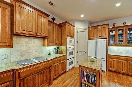 5th image of 804 Sleepy Hollow Dr