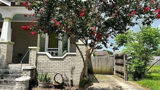 638 Angela St