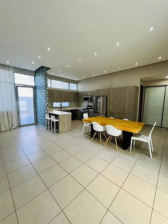 3 bed, 2.5 bath, 1900 sqft, $4,950 — Photo 4