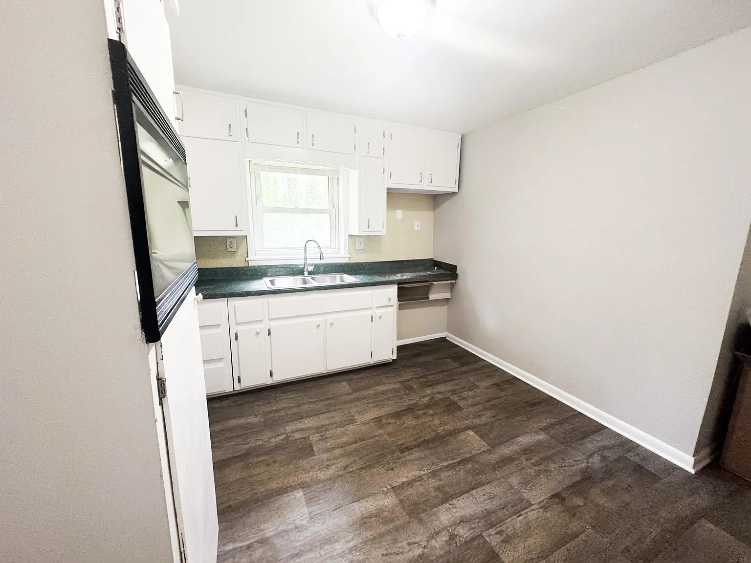 4 bed, 4.0 bath, 2400 sqft, $724 — Photo 3
