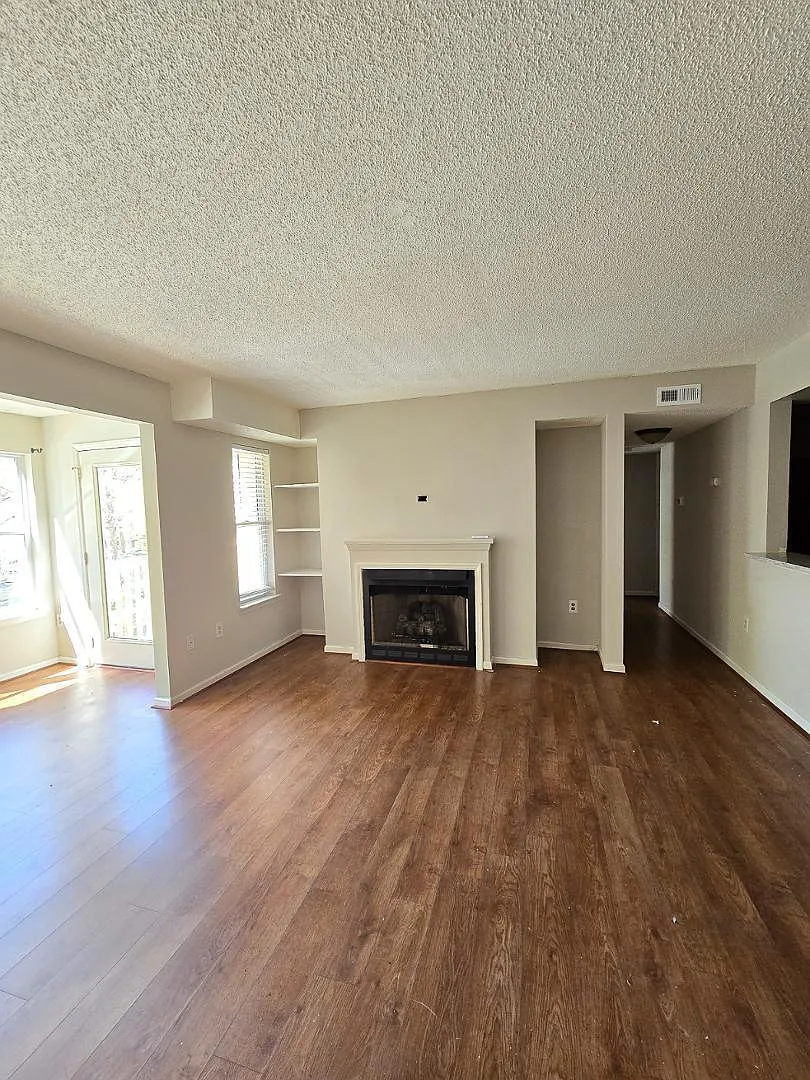 1 bed, 1.0 bath, 689 sqft, $1,195 — Photo 2
