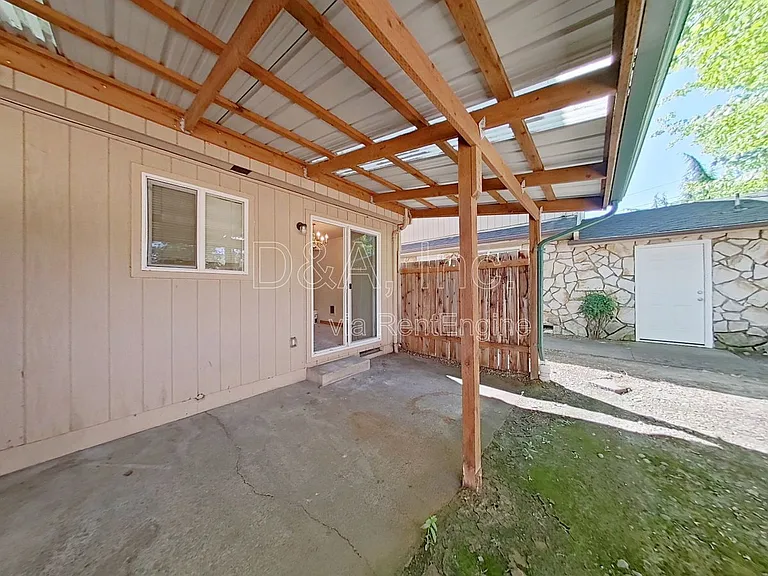 108 NE Conifer Blvd #3 — Photo 11