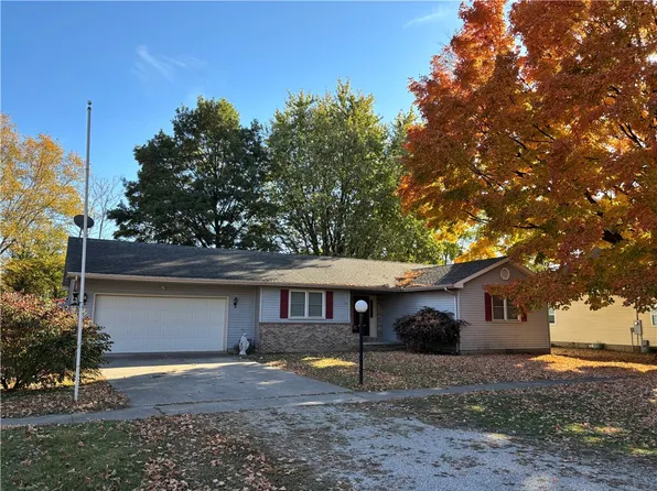 715 Maine Ave, Windsor, IL 61957