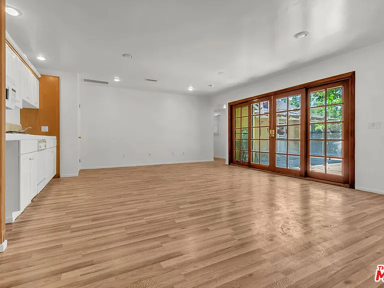 9322 Lasaine Ave — Photo 29