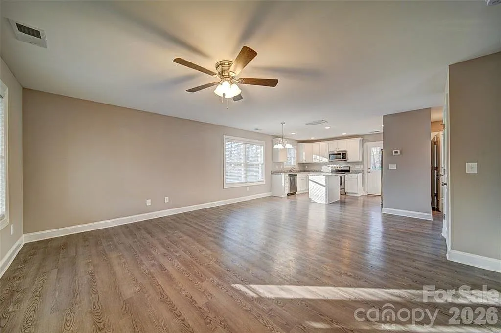3 bed, 2.5 bath, 1380 sqft, $2,100 — Photo 2