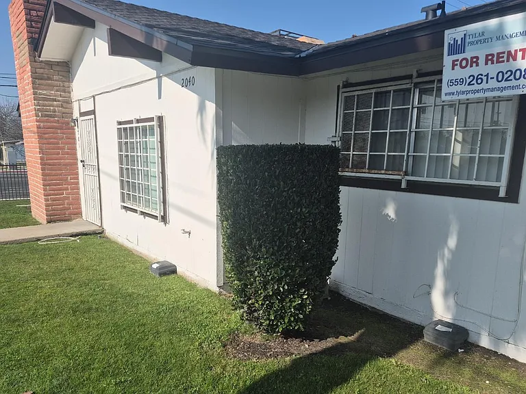 2040 W Shields Ave — Photo 1