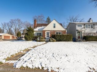 205 Gateway Dr, Waterford, MI 48328