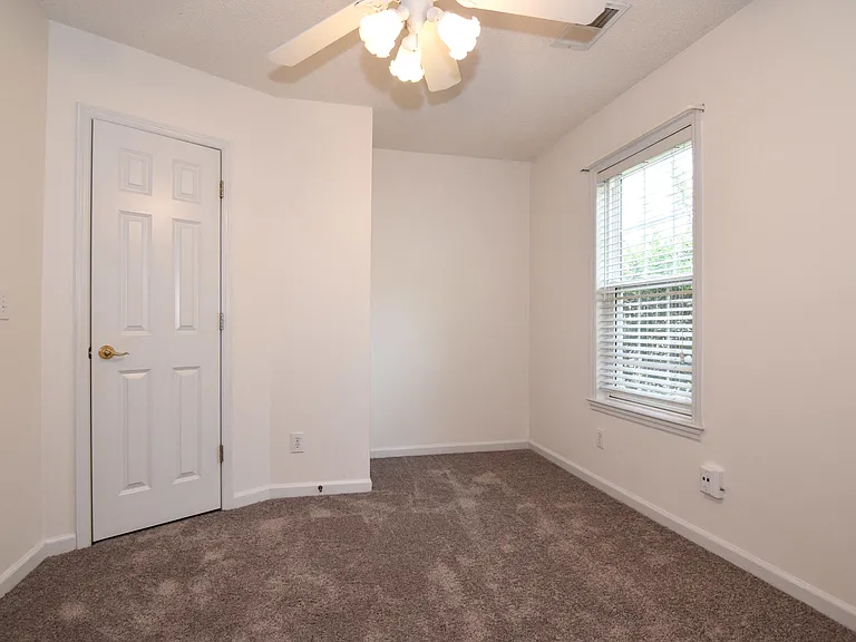 300 Prestwick Ct — Photo 13