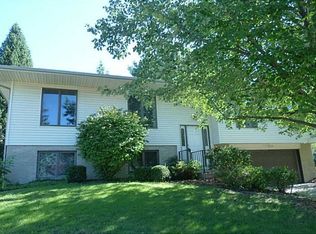 1912 Graslon Dr, Iowa City, IA 52246