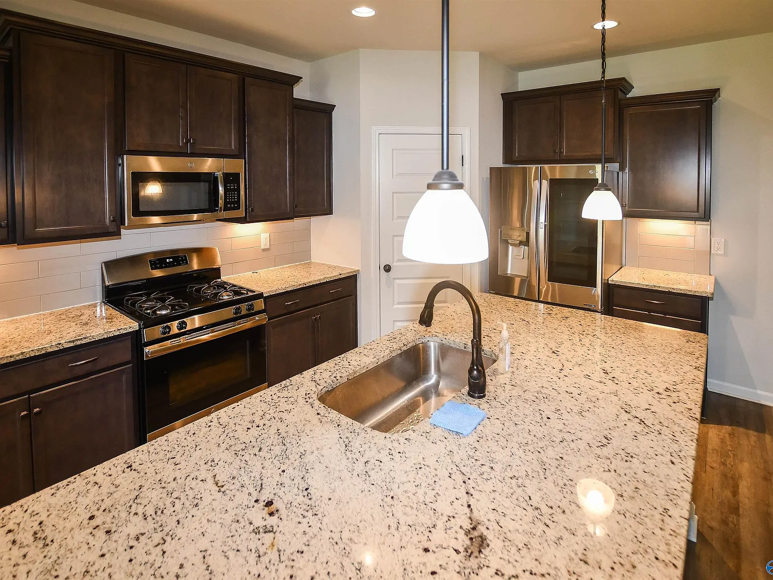 4 bed, 2.0 bath, 2303 sqft, $2,300 — Photo 4