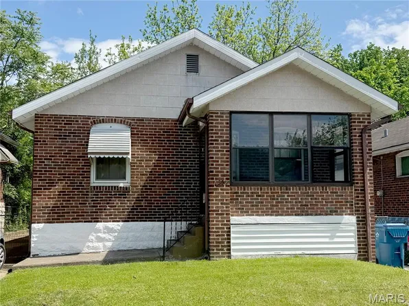 8352 Strathmore Pl, Saint Louis, MO 63136