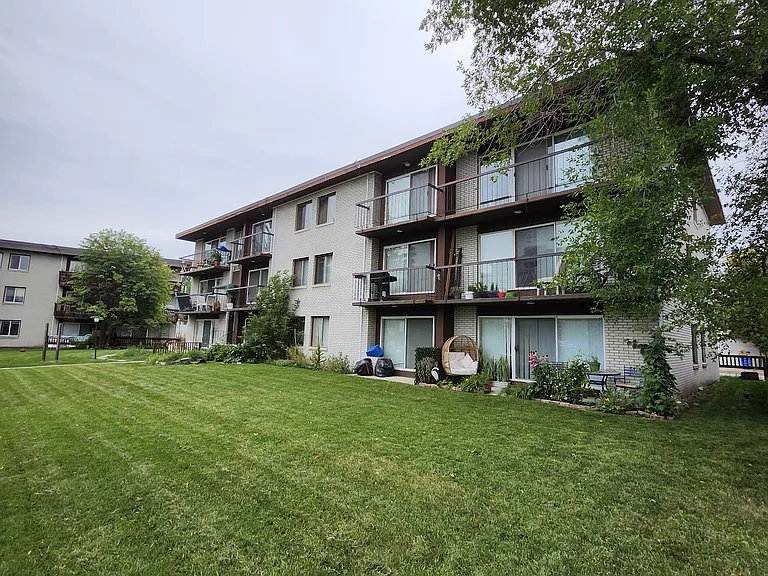 7627 4a St SW — Photo 2