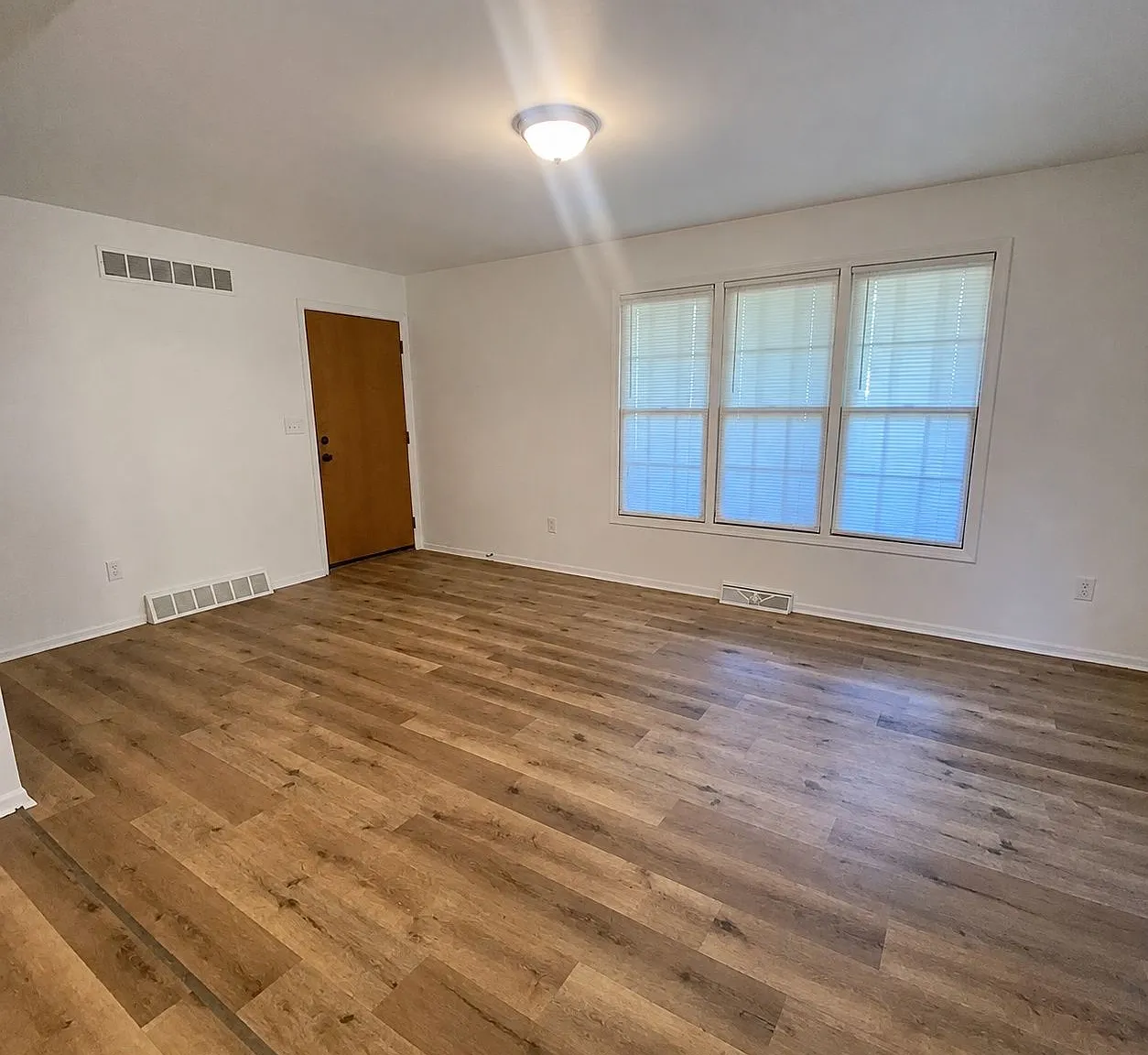 3 bed, 1.0 bath, 1075 sqft, $1,695 — Photo 4
