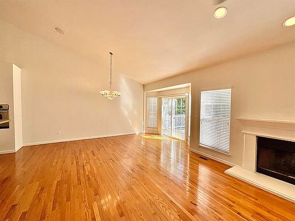 5th image of 718 Ember Crest Dr